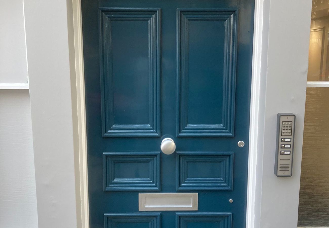 Apartment in Scarborough - The Westborough Luxury Classic 2 Bedroom Apartment 