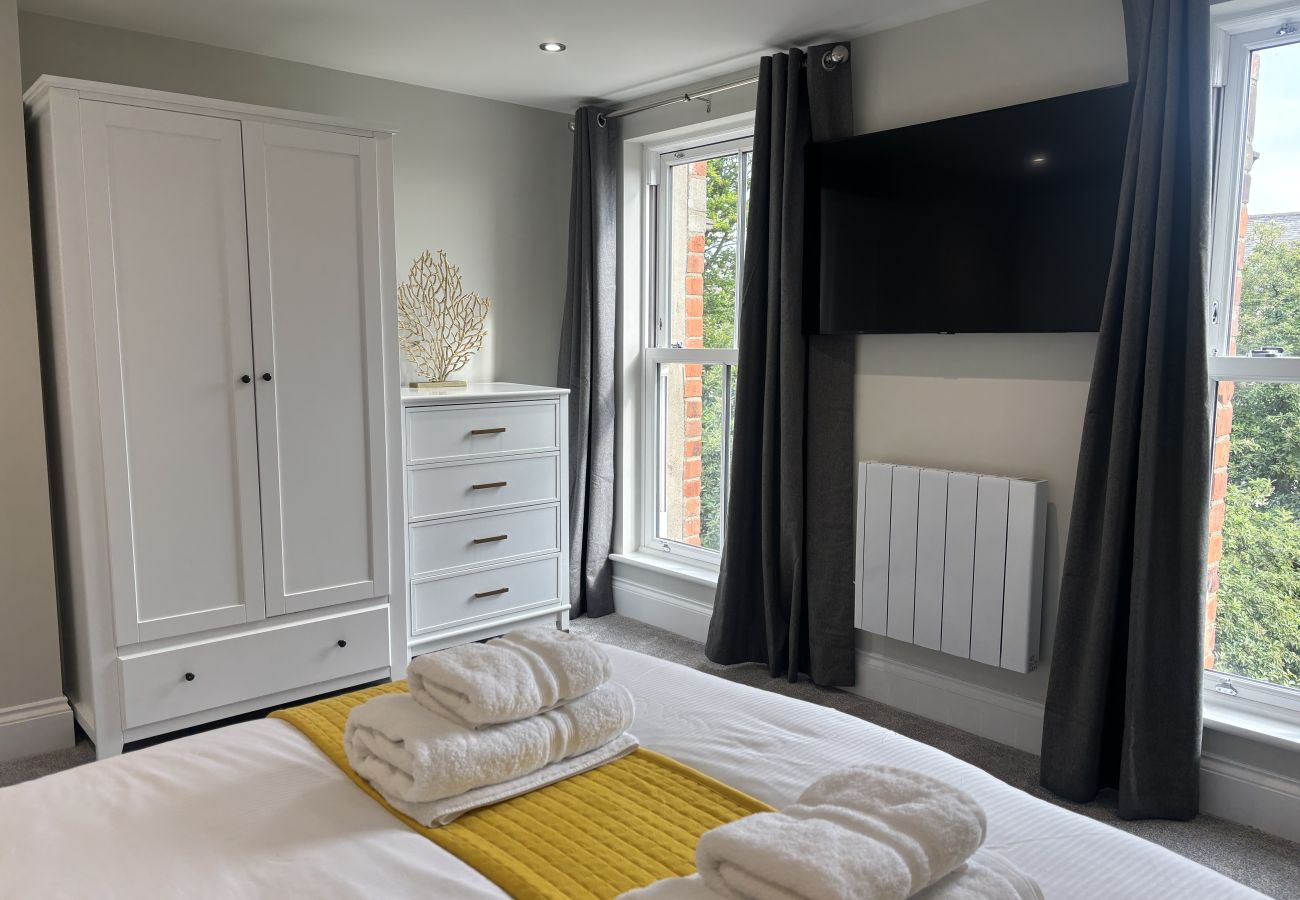 Apartment in Scarborough - The Westborough Luxury Classic 2 Bedroom Apartment 