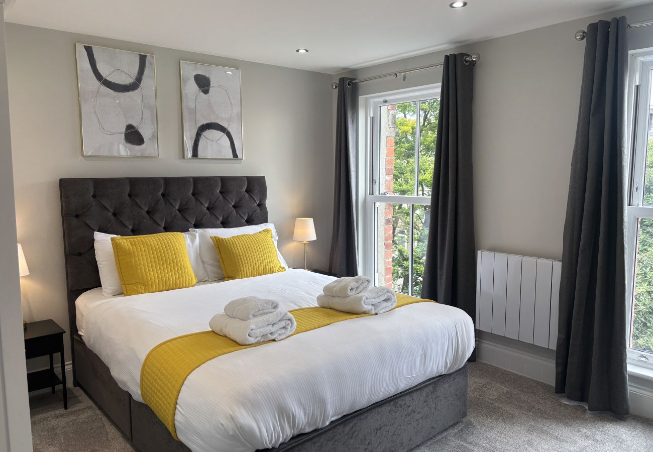 Apartment in Scarborough - The Westborough Luxury Classic 2 Bedroom Apartment 
