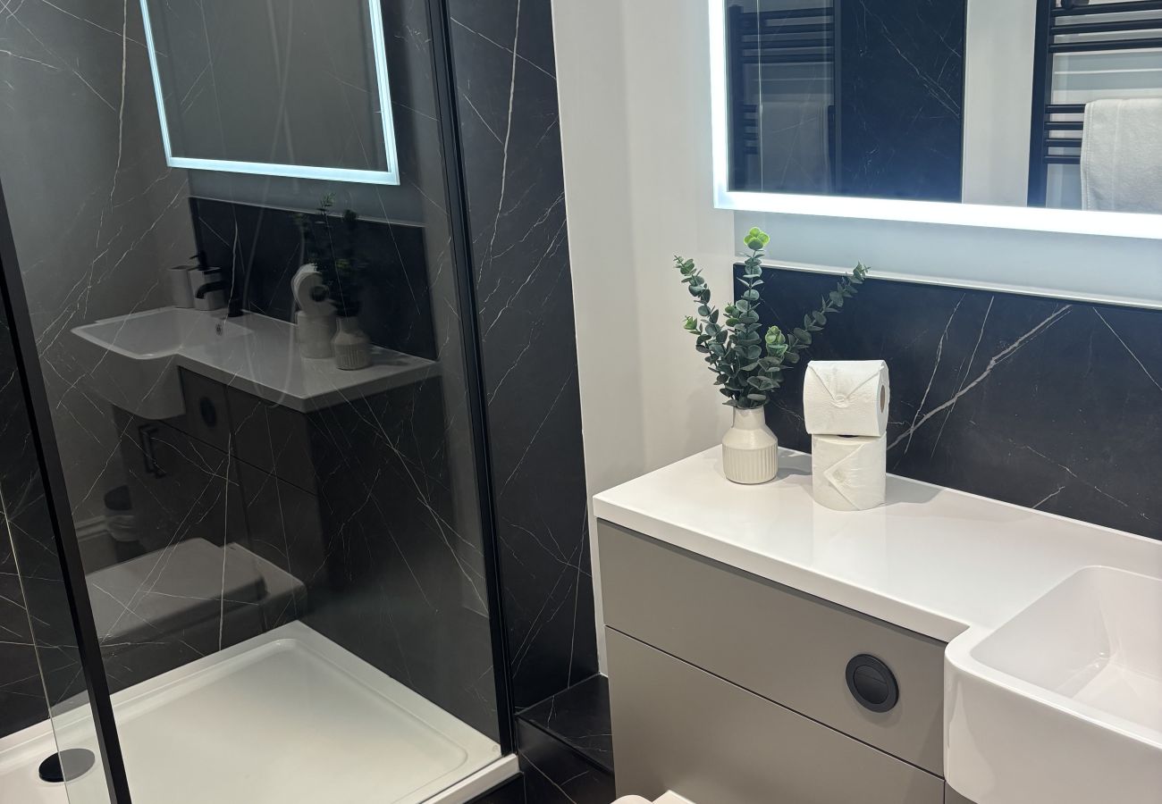 Apartment in Scarborough - The Westborough Luxury Classic 2 Bedroom Apartment 